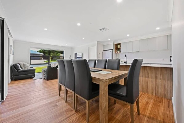 Dining - Bligh St Bliss - Ideal for Families, Mountain Views (Orange)