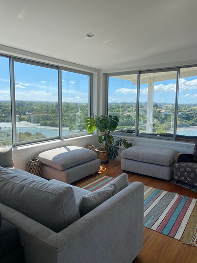 Stylish modern home with spectacular views, close to town and Bay of Islands.