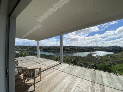 Stylish modern home with spectacular views, close to town and Bay of Islands.