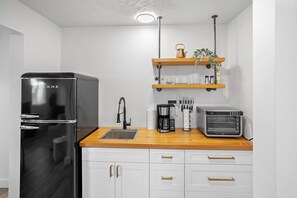 Réfrigérateur, micro-ondes, cafetière/bouilloire, grille-pain