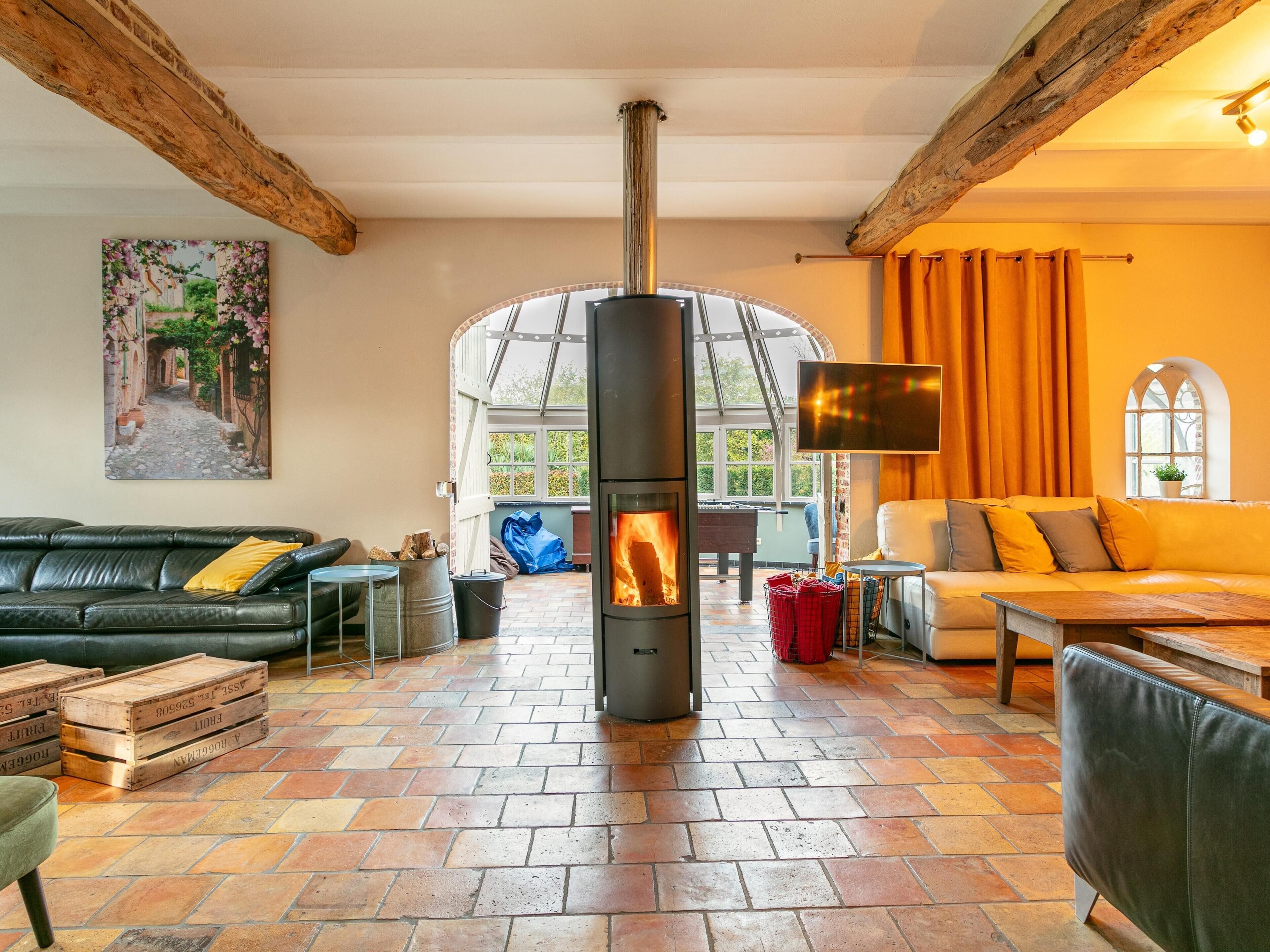 Televisión, chimenea y futbolito 