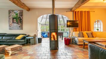 Télévision, cheminée, baby-foot