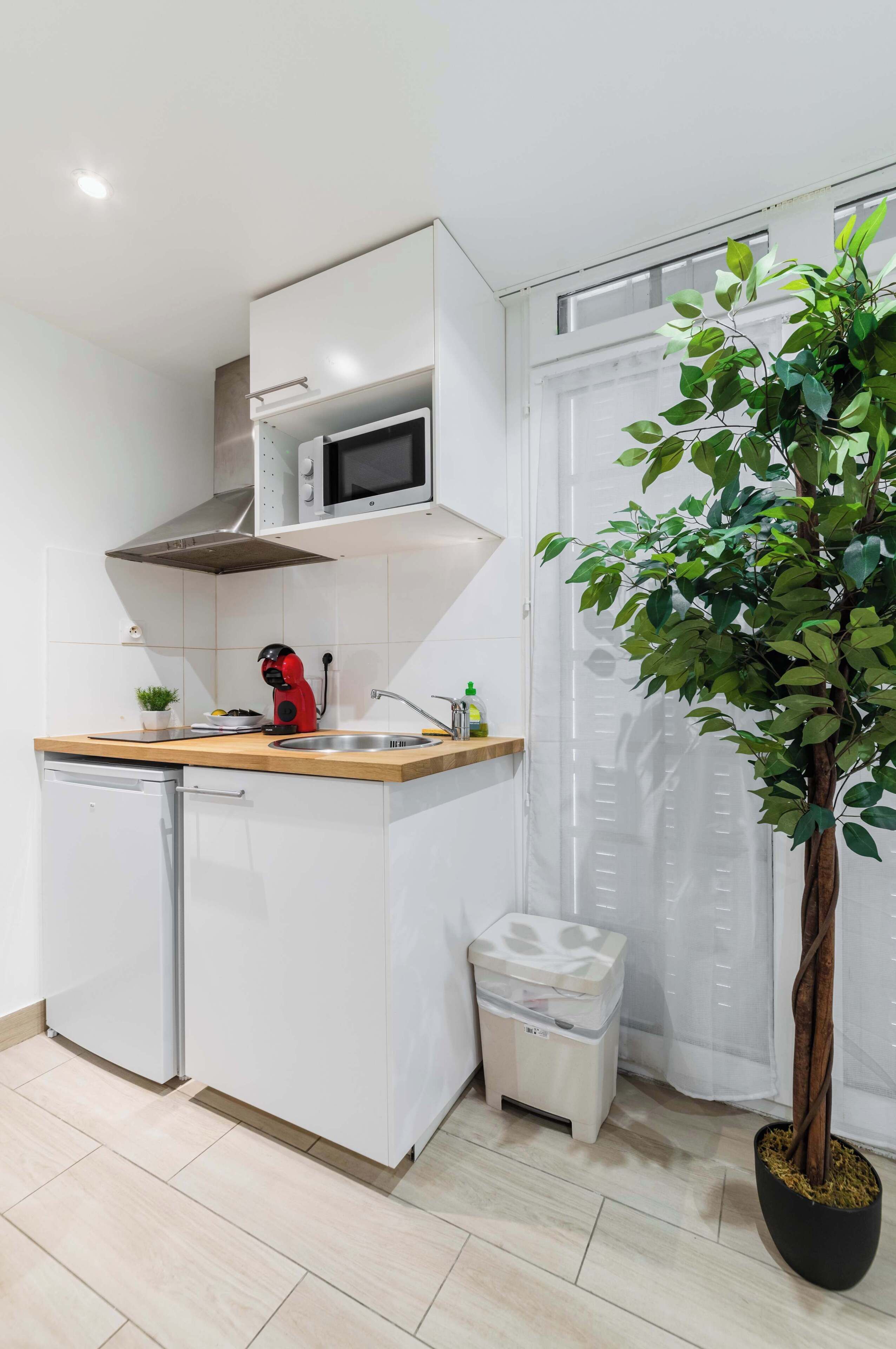 Coffee/tea maker, fridge, microwave, stovetop
