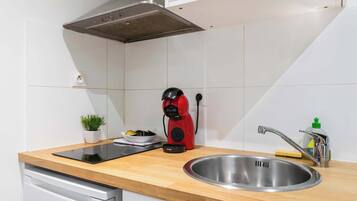 Cafetière/bouilloire, réfrigérateur, micro-ondes, plaque de cuisson
