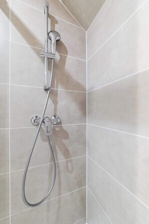 Shower, hair dryer, towels, shampoo