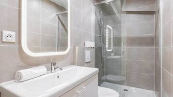 Bruser, hårtørrer, håndklæder, Shampoo