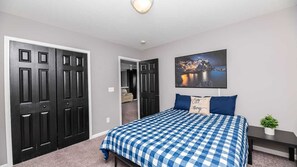 4 slaapkamers, een strijkplank/strijkijzer, gratis wifi, beddengoed
