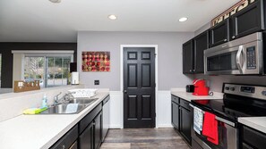 Køleskab, mikrobølgeovn, ovn, kogeplade