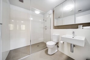Douche, sèche-cheveux, serviettes fournies, shampoing