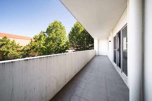 Spacious 2-Bed Conveniently by Lake Tuggeranong