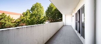Spacious 2-Bed Conveniently by Lake Tuggeranong