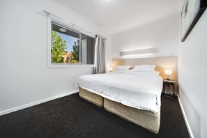 2 bedrooms, iron/ironing board, bed sheets - Spacious 2-Bed Conveniently by Lake Tuggeranong (Greenway)