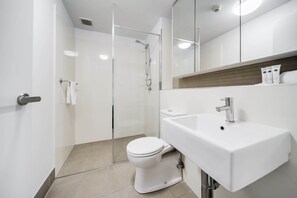 Douche, sèche-cheveux, serviettes fournies, shampoing