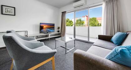 Spacious 2-Bed Conveniently by Lake Tuggeranong