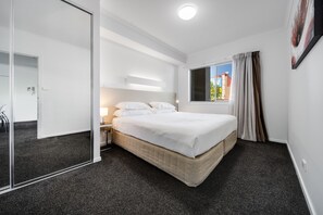 2 soverom, strykejern/-brett og sengetøy