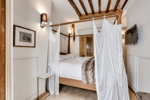 3 bedrooms, desk, iron/ironing board, WiFi