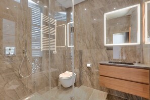 Shower, hair dryer, towels, shampoo - Luxurious 3BD with 3BR and AC (Paris)
