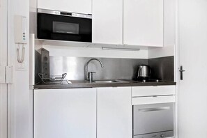 Fridge, microwave, oven, coffee/tea maker