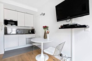 Fridge, microwave, oven, coffee/tea maker