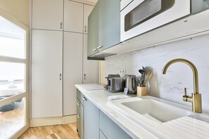 Fridge, microwave, stovetop, dishwasher