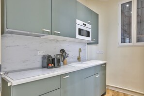 Een koelkast, een magnetron, een kookplaat, een vaatwasser