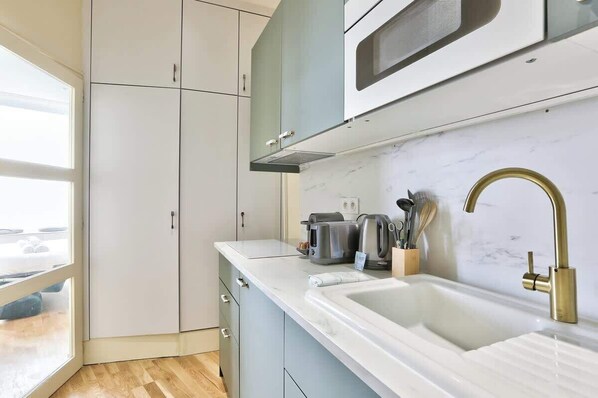 Fridge, microwave, stovetop, dishwasher