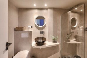 Douche, séchoir à cheveux, serviettes fournies, shampooing