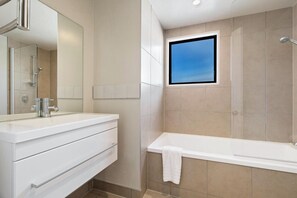 Dusche, Haartrockner, Handtücher