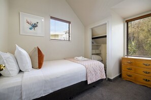 3 bedrooms, iron/ironing board, free WiFi, bed sheets - Lodges 1 - Lake Front (Queenstown)