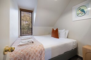 3 bedrooms, iron/ironing board, free WiFi, bed sheets - Lodges 1 - Lake Front (Queenstown)