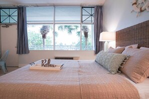 1 habitación, escritorio, tabla de planchar con plancha y cuna de viaje 