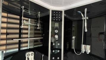 Rumah Keluarga, 2 Tempat Tidur Queen, bathtub, pemandangan kebun | Kamar mandi | Shower, perlengkapan mandi gratis, pengering rambut, dan handuk