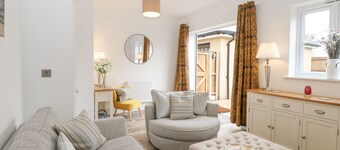 ดิ ฮอลลีส์