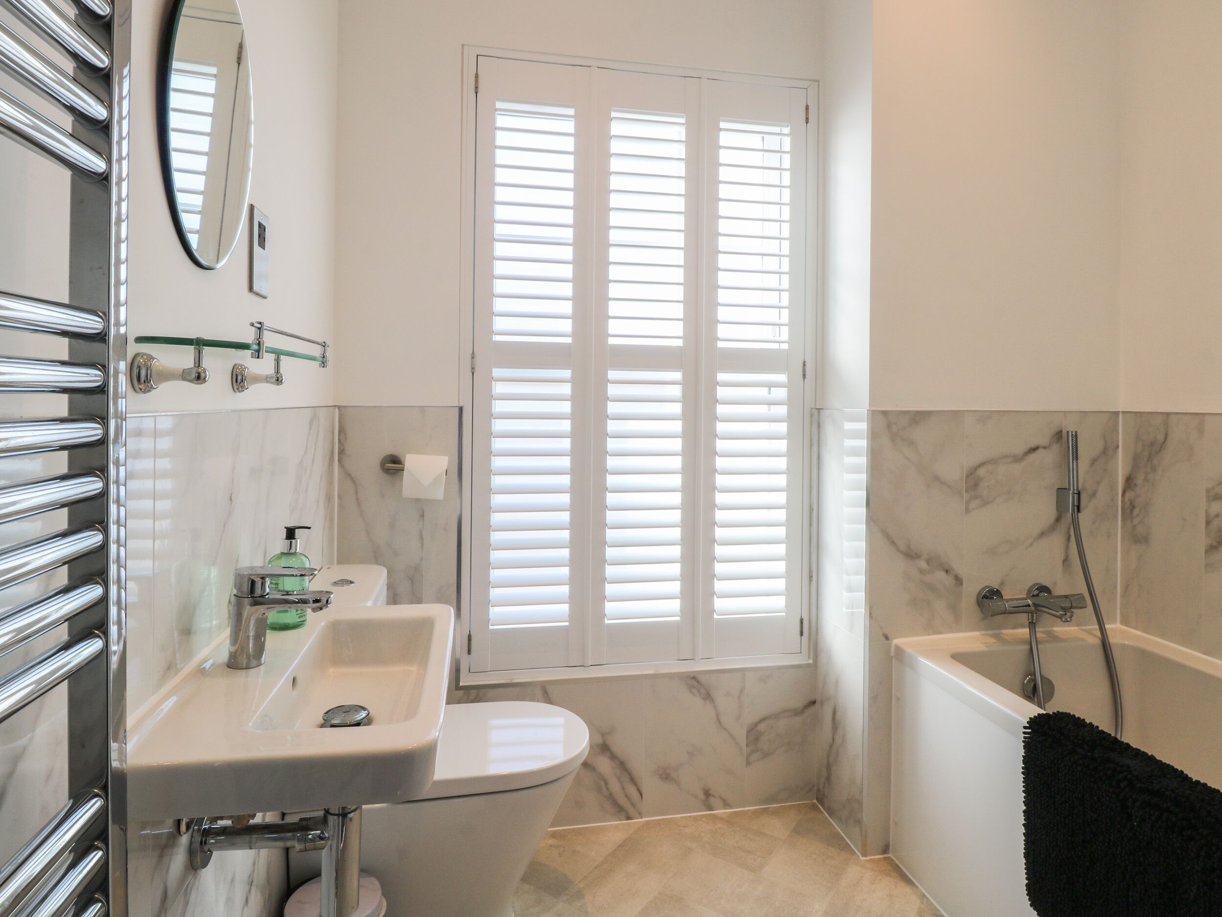 Un baño con inodoro, lavamanos y bañera.