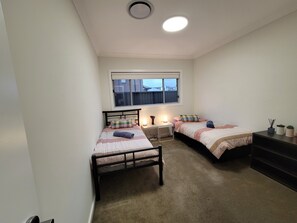5 bedrooms, iron/ironing board, WiFi, bed sheets