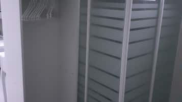 Dusche, Haartrockner, Handtücher, Toilettenpapier