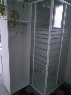 Douche, sèche-cheveux, serviettes fournies, papier toilette
