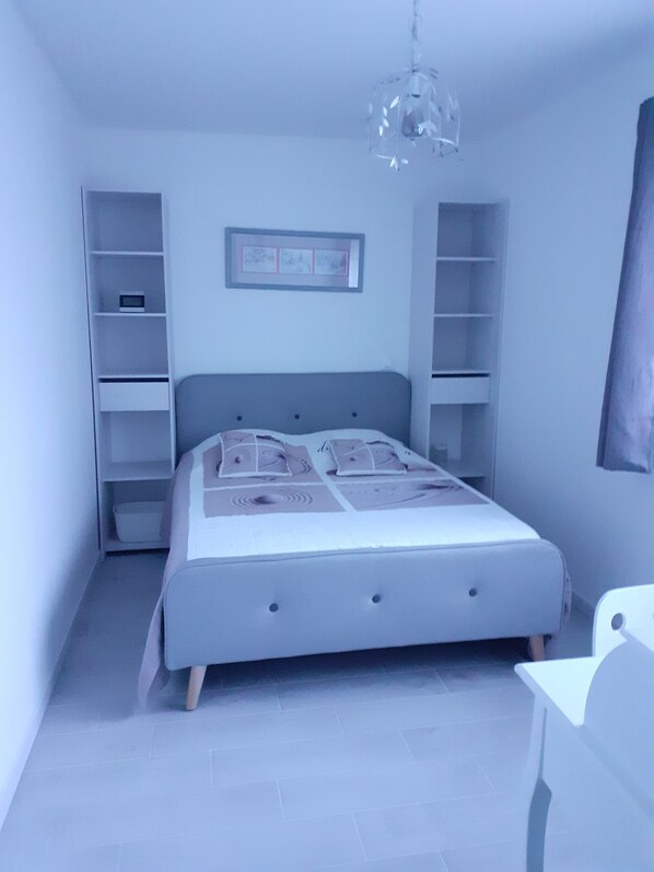 1 Schlafzimmer, Schreibtisch, Bügeleisen/Bügelbrett, Reisekinderbett