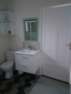 Dusche, Haartrockner, Handtücher, Toilettenpapier