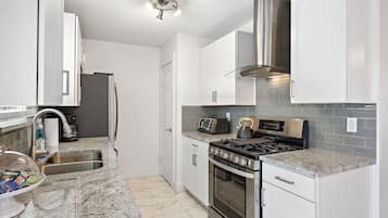 Jääkaappi, uuni, liesi, astianpesukone