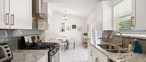 Fridge, oven, stovetop, dishwasher