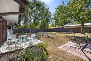 Terrace/patio - Cozy Remodeled Pet Friendly Home  by Barclé (Austin)