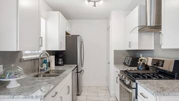 Réfrigérateur, four, plaque de cuisson, lave-vaisselle