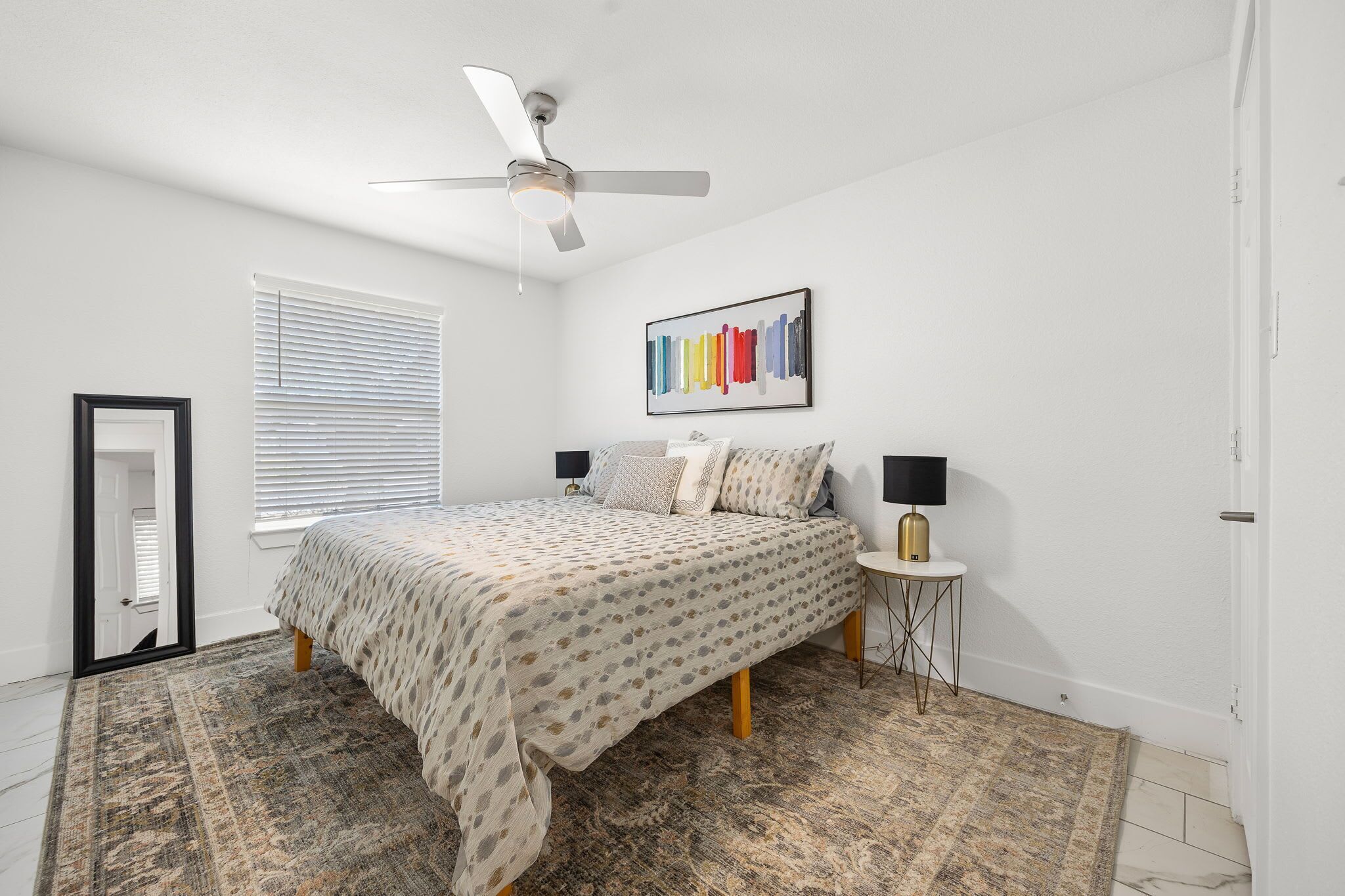 3 bedrooms, desk, WiFi, bed sheets