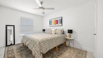 3 bedrooms, desk, WiFi, bed sheets