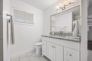 Dusj, hårføner og håndklær