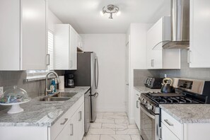 Fridge, oven, stovetop, dishwasher - Cozy Remodeled Pet Friendly Home by Barclé (Austin)