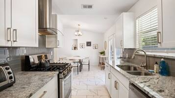 Jääkaappi, uuni, liesi, astianpesukone