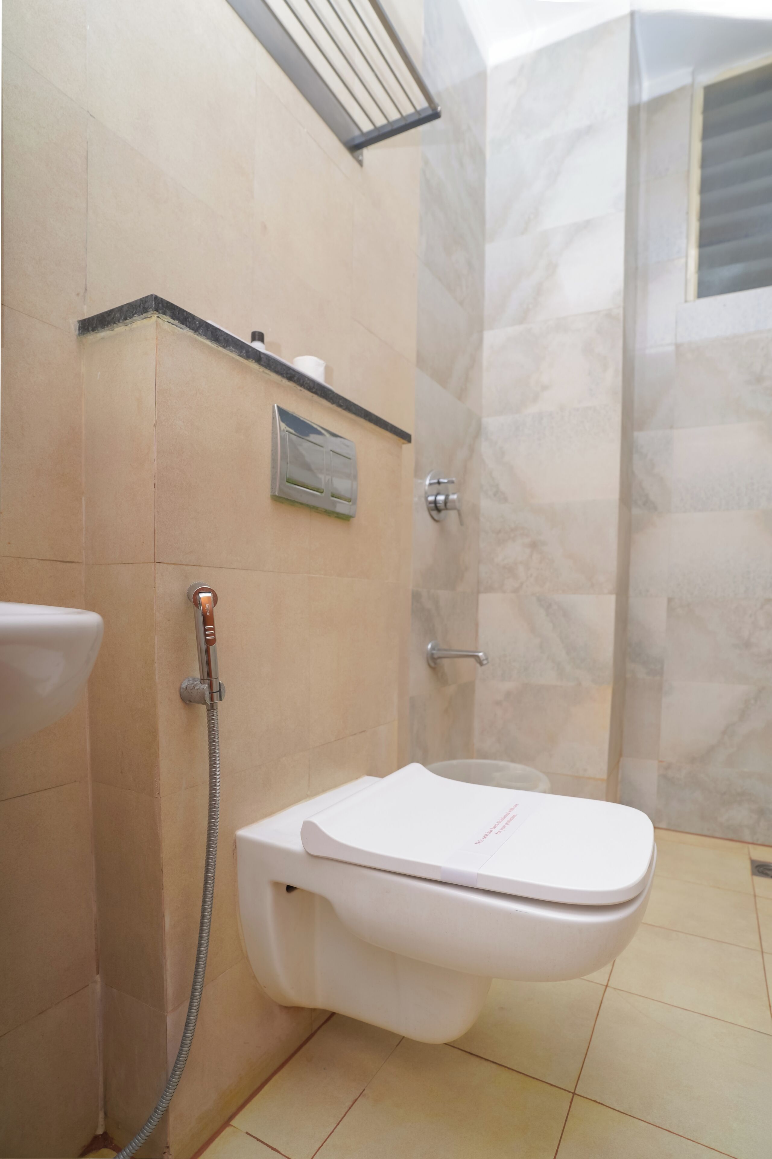 Douche, articles de toilette gratuits, serviettes fournies, savon