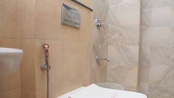 Douche, articles de toilette gratuits, serviettes fournies, savon